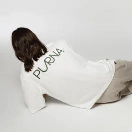 Liegende Person mit Purna-Yoga-Tshirt